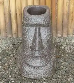 Moai-Kopf als Pflanzgefäß, ca. 40cm hoch, 12cm Durchmesser und 13cm Tiefe des Lochs. Aus Stein gegossen, handgefertigt & gefärbt 